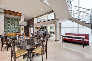 Holiday Home Facilities and Services - Luxury Deluxe DBL Retreat W/ Free WiFi and Parking (Padang)