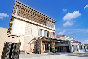 Unclassified image, 2 of 15, button - Cozy Double Escape W/ Free WiFi and Parking (Padang)
