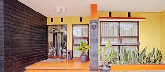 Stylish DBL Suite Escape W/ Free WiFi and Parking