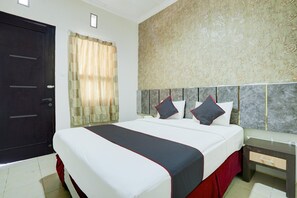 Room - Cozy Double Escape W/ Free WiFi and Parking (Padang)