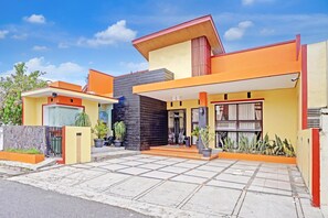 Exterior - Cozy Double Escape W/ Free WiFi and Parking (Padang)