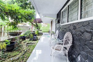 Outdoor dining - Family Friendly Luxury Suite with Free WiFi (Padang)