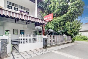 Exterior - Cozy Twin Escape in Indonesia with Free WiFi (Padang)