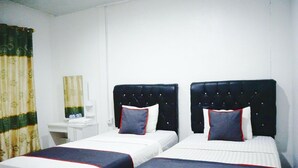 Una habitación de hotel con dos camas, una mesita de noche, un espejo y una cortina.