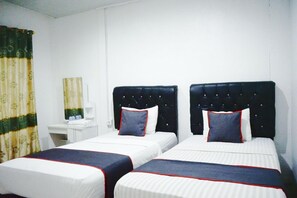 Room - Luxury Twin Comfort Stay with Parking Access (Padang)