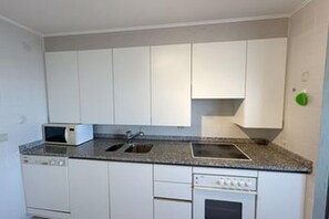Fridge, microwave, oven, stovetop - Blankenberge Apartment with Seaview (Blankenberge)