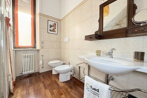 Shower, bidet, towels - A47 – Ancona, four-room apartment in the city center (Ancona)