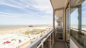Uma varanda com vista para a praia e o oceano.