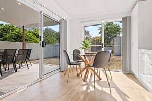 Dining - Stylish Coffs Central Retreat, Near Beach, Sleep 6 (Coffs Harbour)