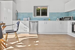 Fridge, microwave, oven, stovetop - Stylish Coffs Central Retreat, Near Beach, Sleep 6 (Coffs Harbour)