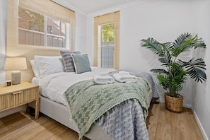 2 Schlafzimmer, Schreibtisch, Bügeleisen/Bügelbrett, Reisekinderbett