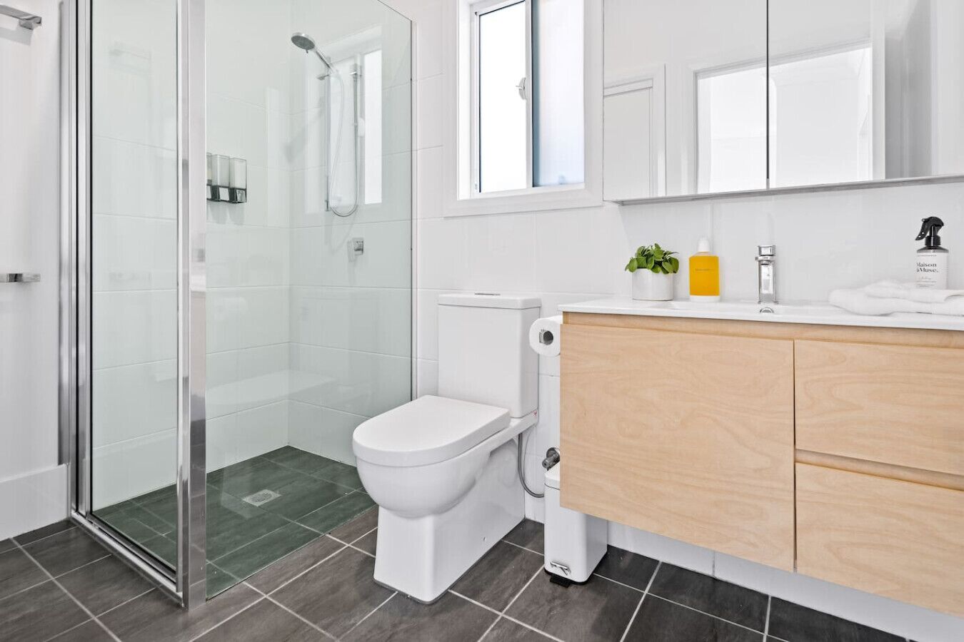 Douche, articles de toilette écologiques, sèche-cheveux