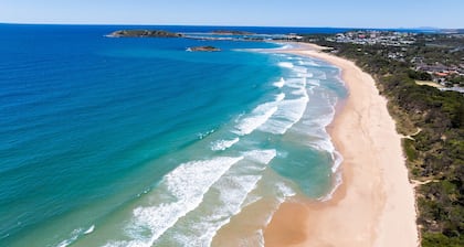 Stylish Coffs Central Retreat, Near Beach, Sleep 6
