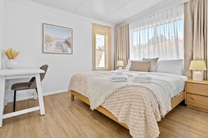 2 slaapkamers, een bureau, een strijkplank/strijkijzer, reisbedje