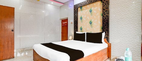1 bedroom, desk, bed sheets