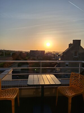 Outdoor dining - Vrbo Property (Roscoff)