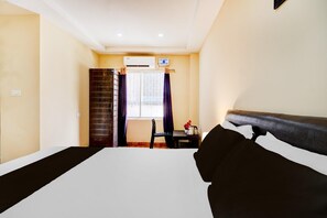 1 bedroom, desk, bed sheets - Super Collection O Last Gate (Guwahati)