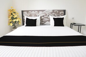 Room - Cozy Double Escape W/ Free WiFi and Parking (Padang)