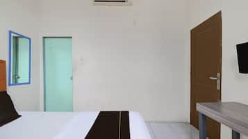 1 bedroom, desk, free WiFi, bed sheets