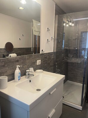 Sèche-cheveux, bidet, serviettes fournies, savon