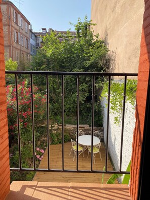 Outdoor dining - Vrbo Property (Toulouse)