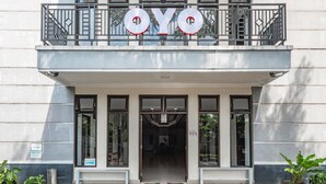 A building entrance with a balcony and the letters 'OYO' above it.
