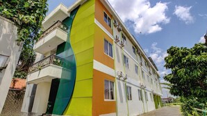 Un edificio de varios pisos con diseño moderno, que presenta una fachada curva y balcones.