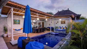 Classic-huvila, 2 makuuhuonetta, näköala uima-altaalle | Ulkouima-allas