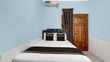 1 bedroom, desk, free WiFi, bed sheets