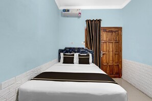 1 bedroom, desk, free WiFi, bed sheets - Cozy Double Escape W/ Free WiFi and Parking (Yogyakarta)