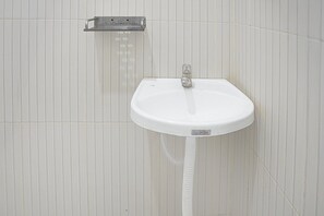 Bathroom - Luxury Deluxe DBL Retreat W/ Free WiFi and Parking (Padang)