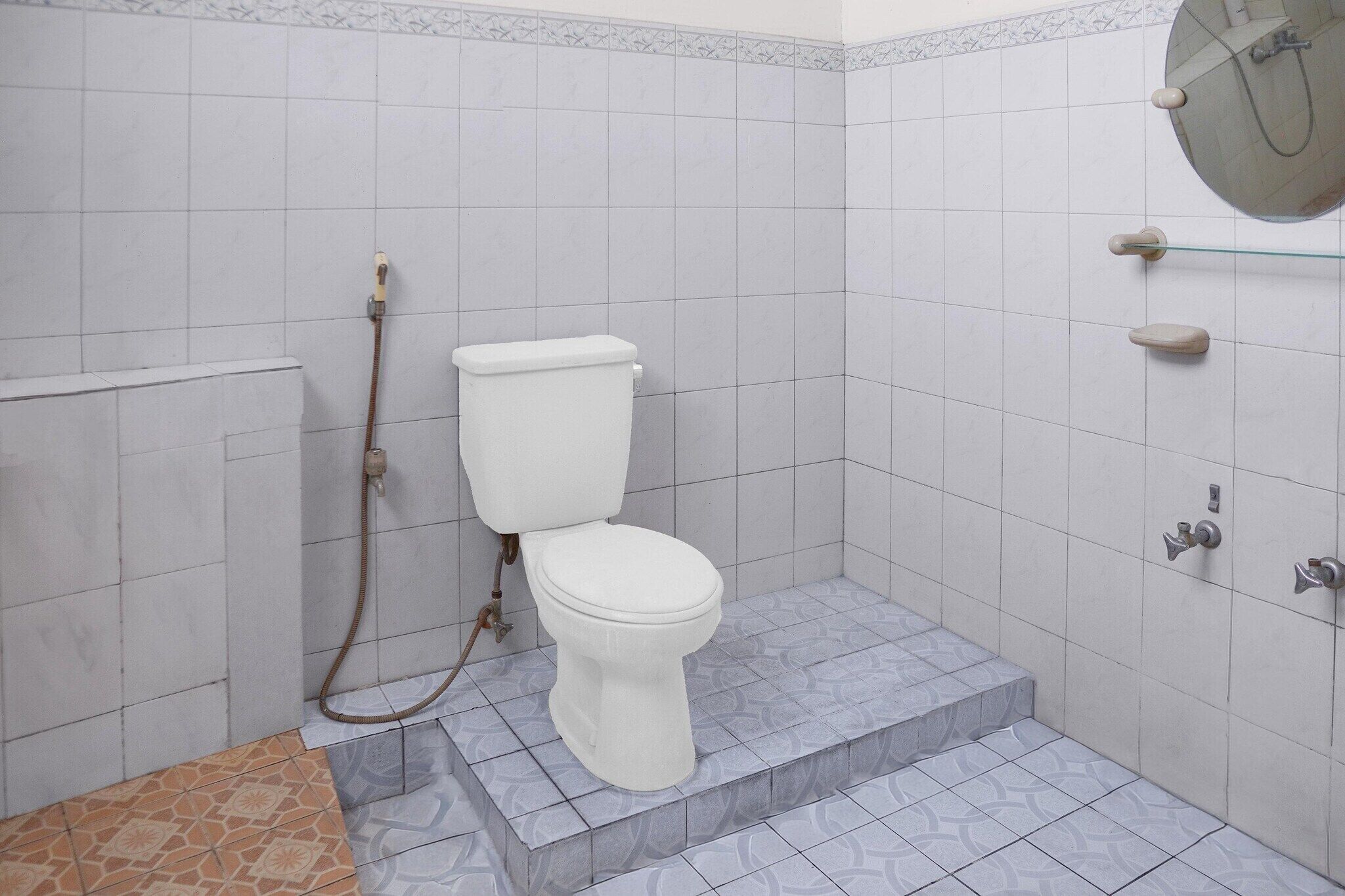 Een douche, een bidet, handdoeken