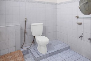 Bathroom - Cozy Twin Escape with Free WiFi and Parking (Padang)