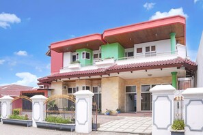 Exterior - Cozy Twin Escape with Free WiFi and Parking (Padang)