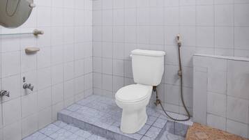 Een douche, een bidet, handdoeken