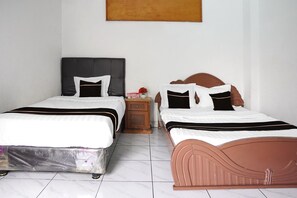 1 bedroom, desk, free WiFi, bed sheets - Luxury Family Stay with Extra Space and Free WiFi (Padang)
