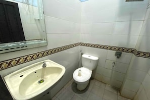 Een douche, een bidet, handdoeken