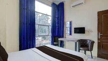 1 bedroom, desk, free WiFi, bed sheets