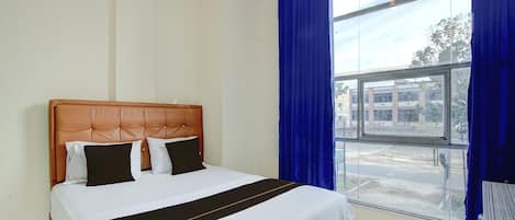1 bedroom, desk, free WiFi, bed sheets