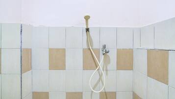 Douche, bidet, serviettes fournies