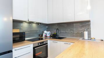 Apartment (A1) | Private kitchen | Fridge, microwave, oven, stovetop