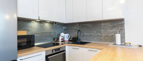 Appartement (A1) | Cuisine privée | Réfrigérateur, four à micro-ondes, un four, surface de cuisson