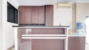 Een keuken met houten kastjes, een aanrecht en een waterdispenser.