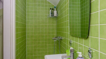 Studio (A2) | Bathroom | Shower, towels, soap, shampoo