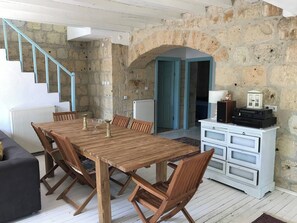 Villa, 3 Bedrooms, Balcony | Dining room