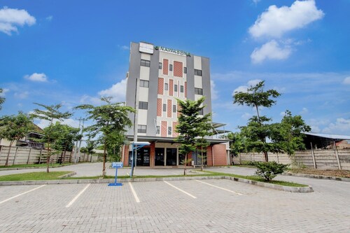 Stylish Deluxe Stay with Free WiFi and Parking