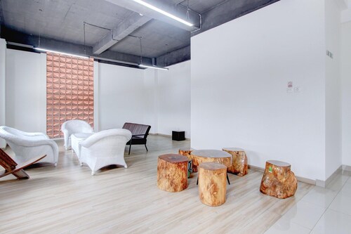 Luxury Twin Stay with Free WiFi and Parking