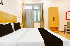 1 Schlafzimmer, Schreibtisch, Bettwäsche