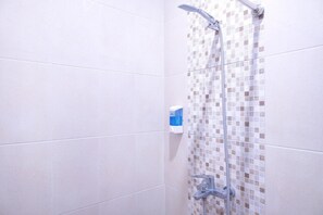 Shower, bidet - Cozy Single Stay with Free WiFi and Parking (Sleman)