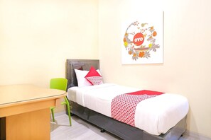 1 bedroom, free WiFi, bed sheets - Cozy Single Stay with Free WiFi and Parking (Sleman)